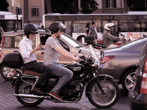 Lire la suite à propos de l’article Equipement moto au Maroc Casque obligatoire… ou pas Attention aux chauffards !!!